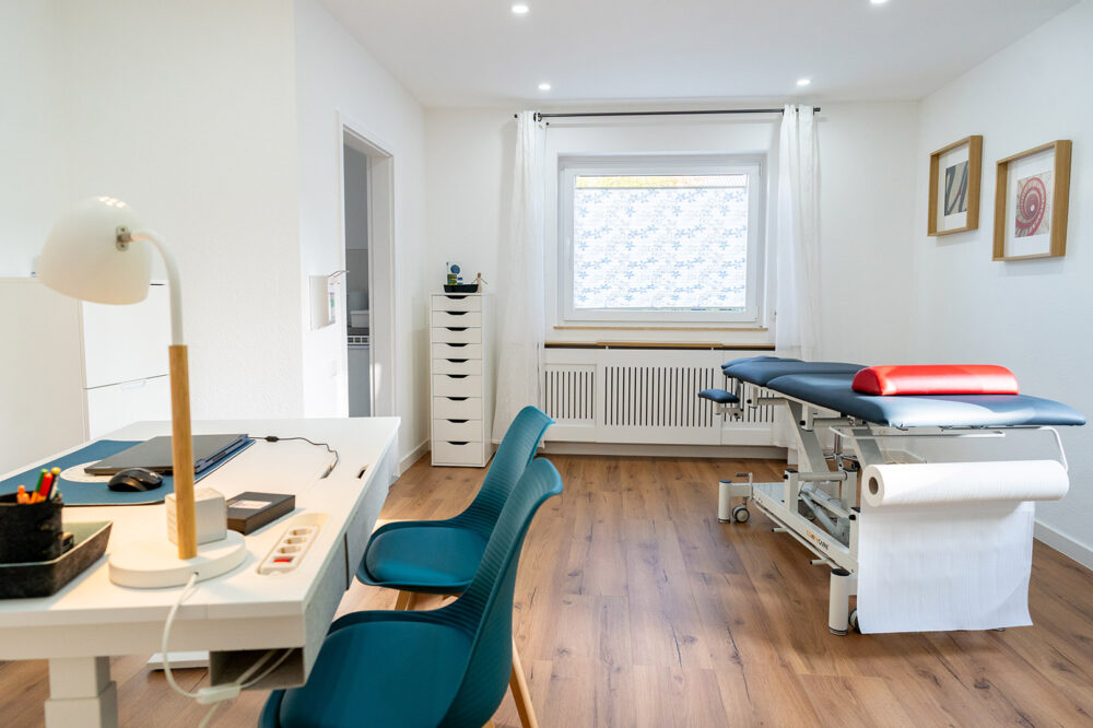 Helles und großzügiges Behandlungszimmer